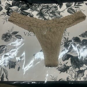 NWOT Maidenform Lace Thong Panty OS